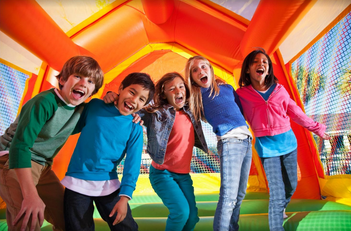 how-many-people-can-fit-in-a-bounce-house-a-perfect-party-rental